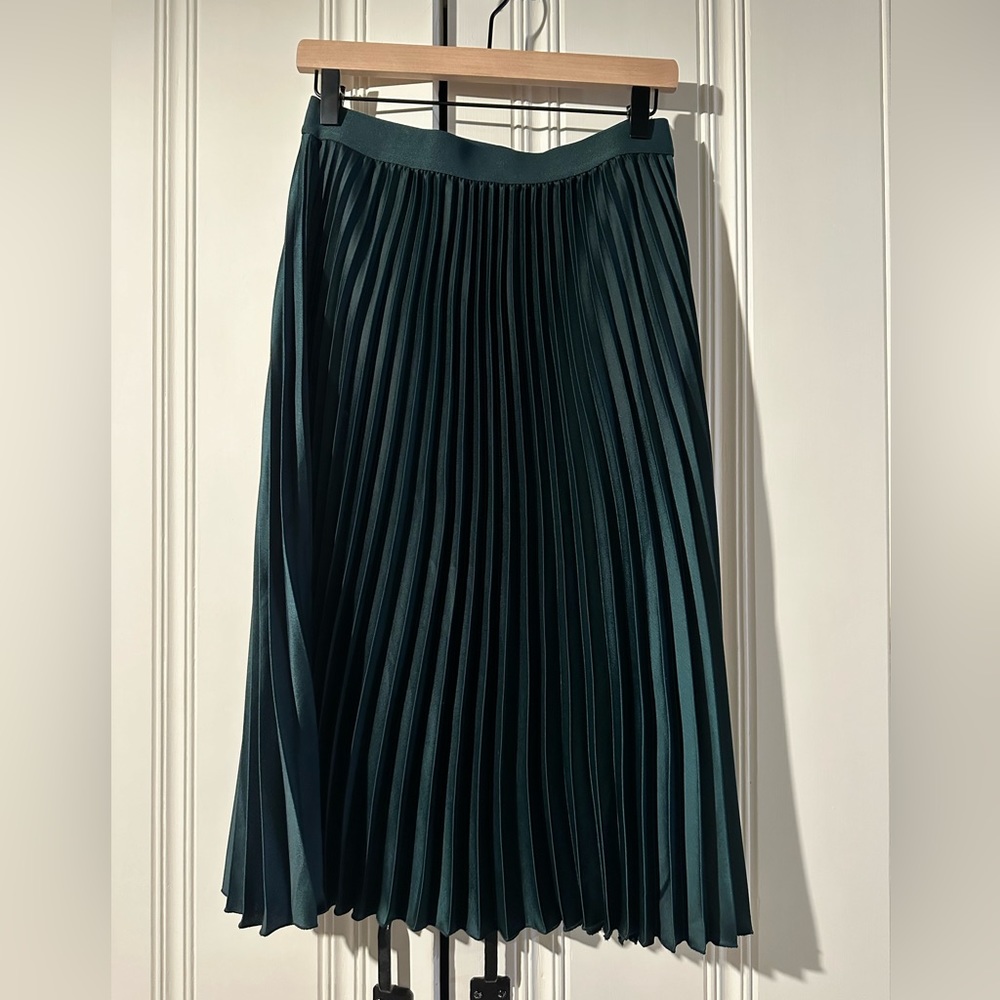 H&M Forest Green pleated midi skirt